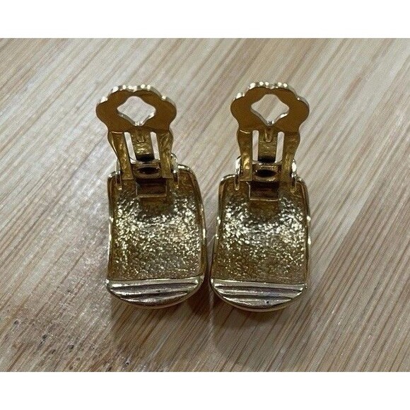 Vintage Gold-Tone Clip-On Earrings Ribbed Shrimp Dome Huggies Design Luxe - Picture 6 of 6